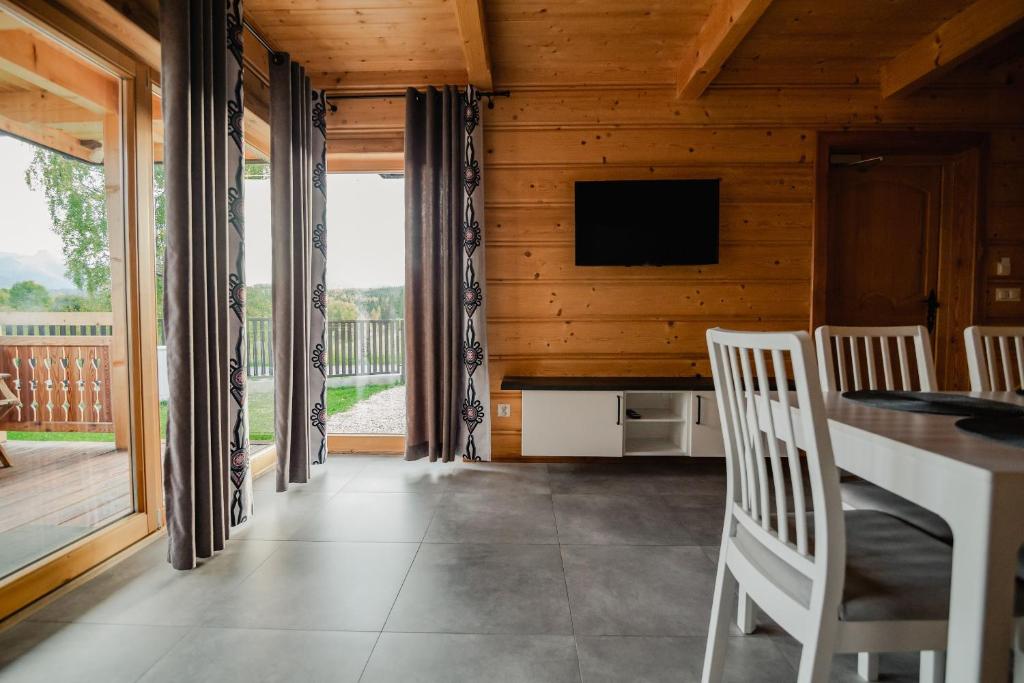 Televízia a/alebo spoločenská miestnosť v ubytovaní Domki w górach "U Misia"