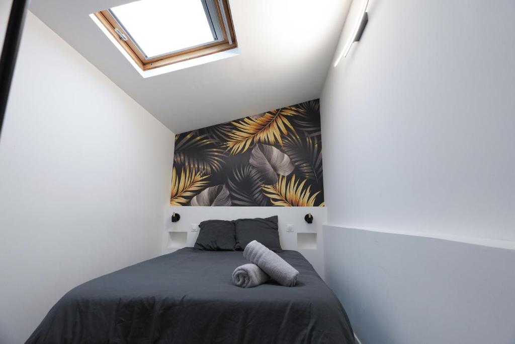 a bedroom with a bed in a white room at Cocooning Apartment - Paris - Orly aéroport 10 min in Orly