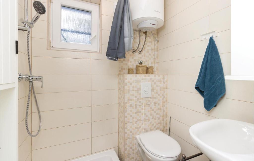 Kúpeľňa v ubytovaní Four-Bedroom Holiday Home In Zdrelac