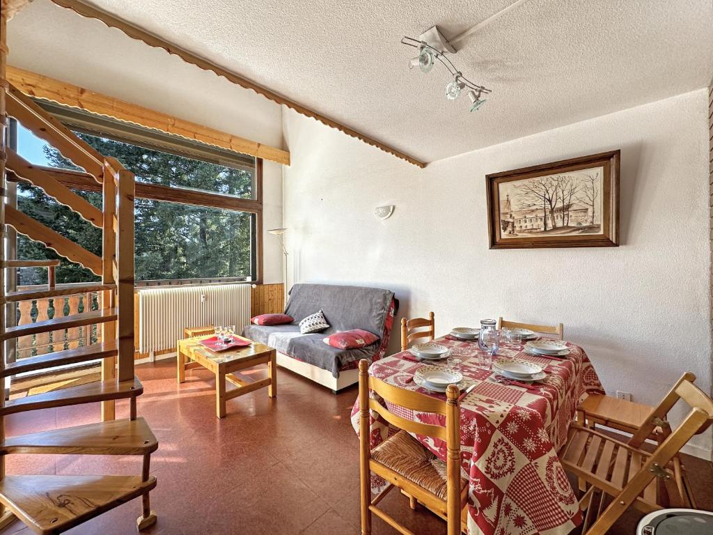 un salon avec une table et un canapé dans l'établissement CL339 - Appartement 6 personnes centre village, aux Carroz d'Arâches