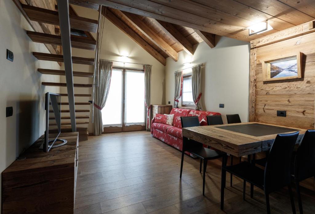 Uma área de estar em Chalet Jolie