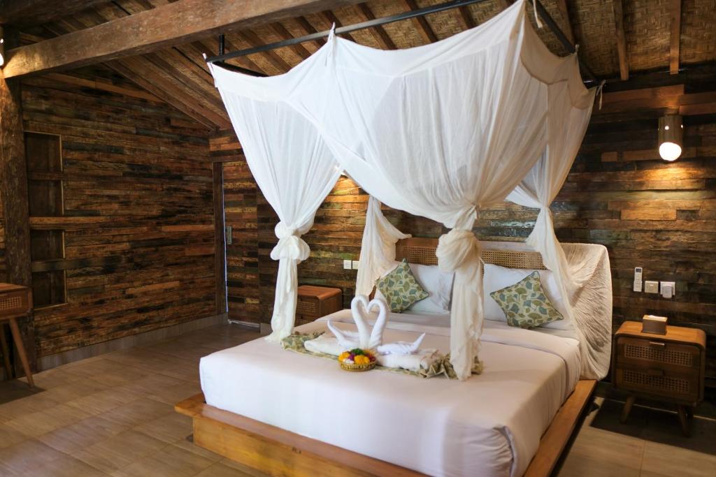 Postel nebo postele na pokoji v ubytování The Ananda suite