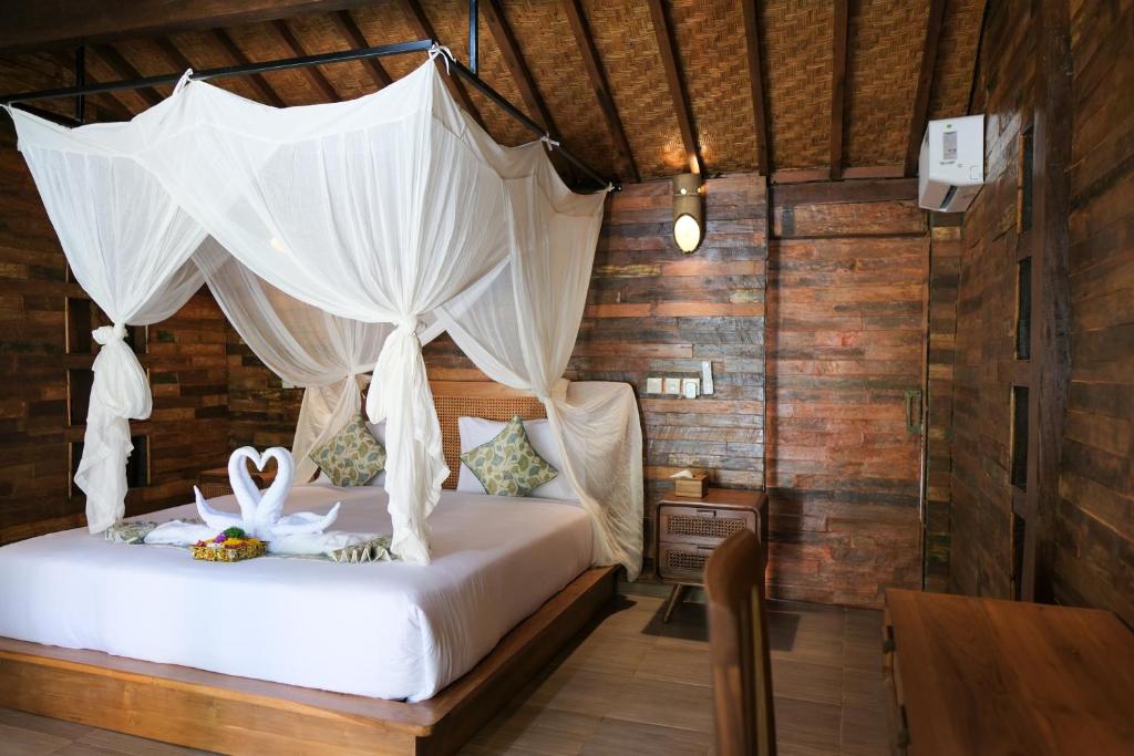 Postel nebo postele na pokoji v ubytování The Ananda suite