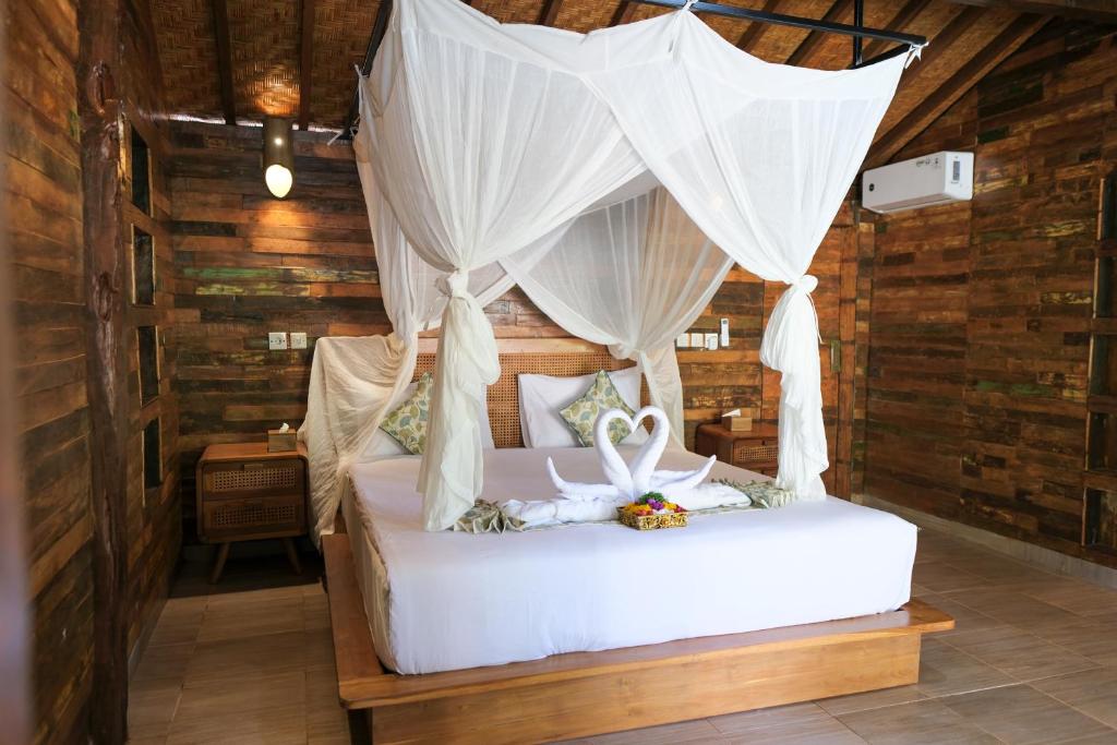 Postel nebo postele na pokoji v ubytování The Ananda suite