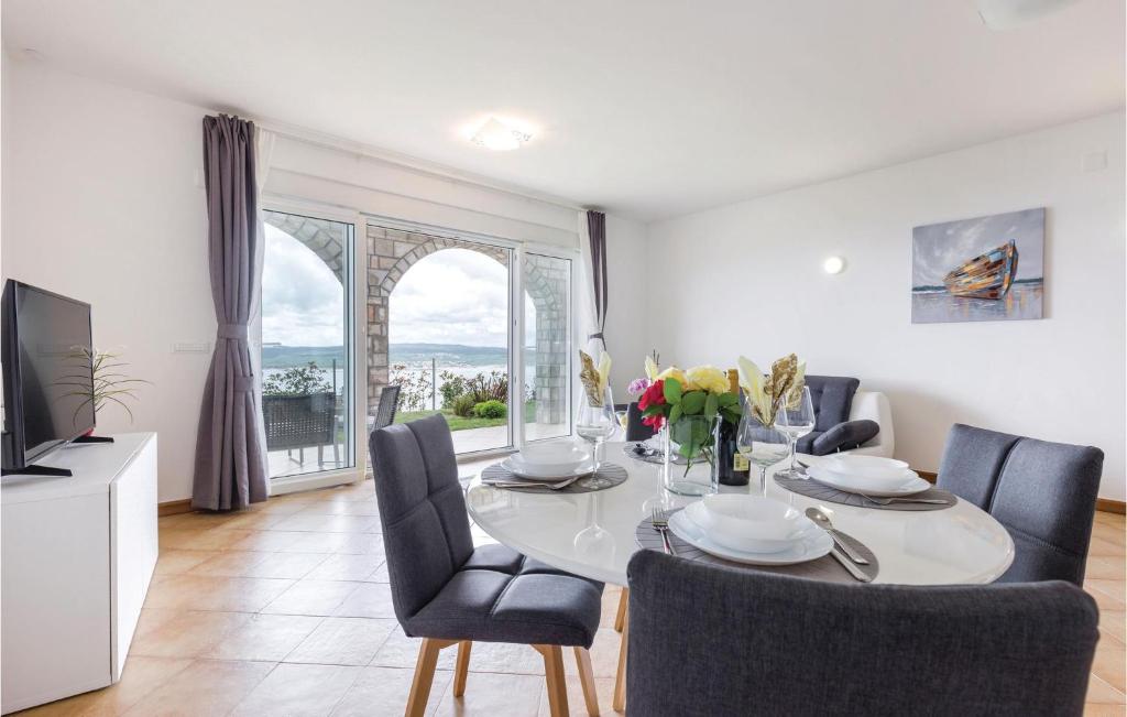 Televízia a/alebo spoločenská miestnosť v ubytovaní Nice Apartment In Crikvenica