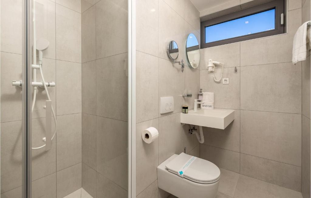 Kúpeľňa v ubytovaní Pet Friendly Apartment In Krk With Wifi