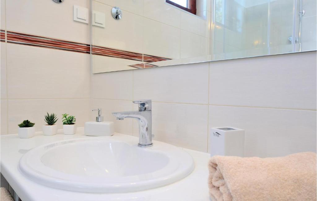 Koupelna v ubytování Holiday Home Murter 44 With Outdoor Swimmingpool