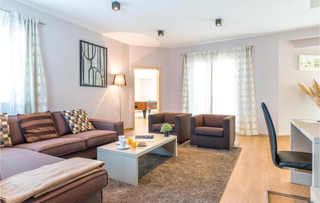 Część wypoczynkowa w obiekcie 4 Bedroom Awesome Home In Trosti