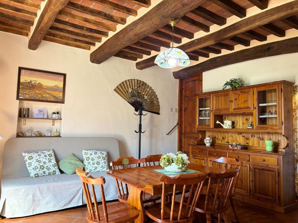 un salon avec une table et un canapé dans l'établissement La casa dei nonni, à Lucques