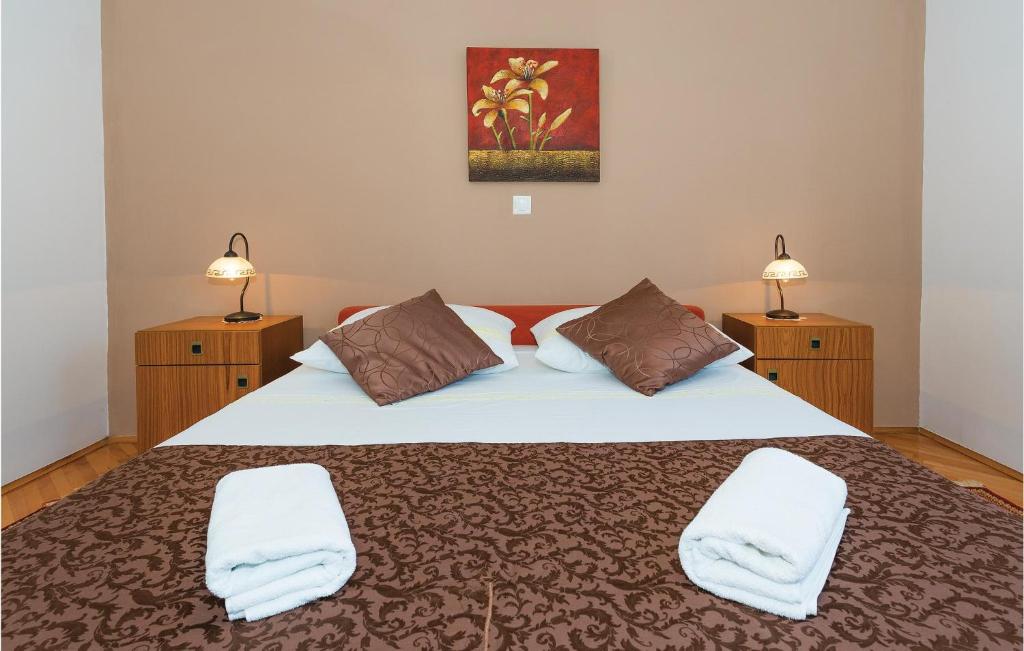 Posteľ alebo postele v izbe v ubytovaní Four-Bedroom Holiday Home In Brodarica