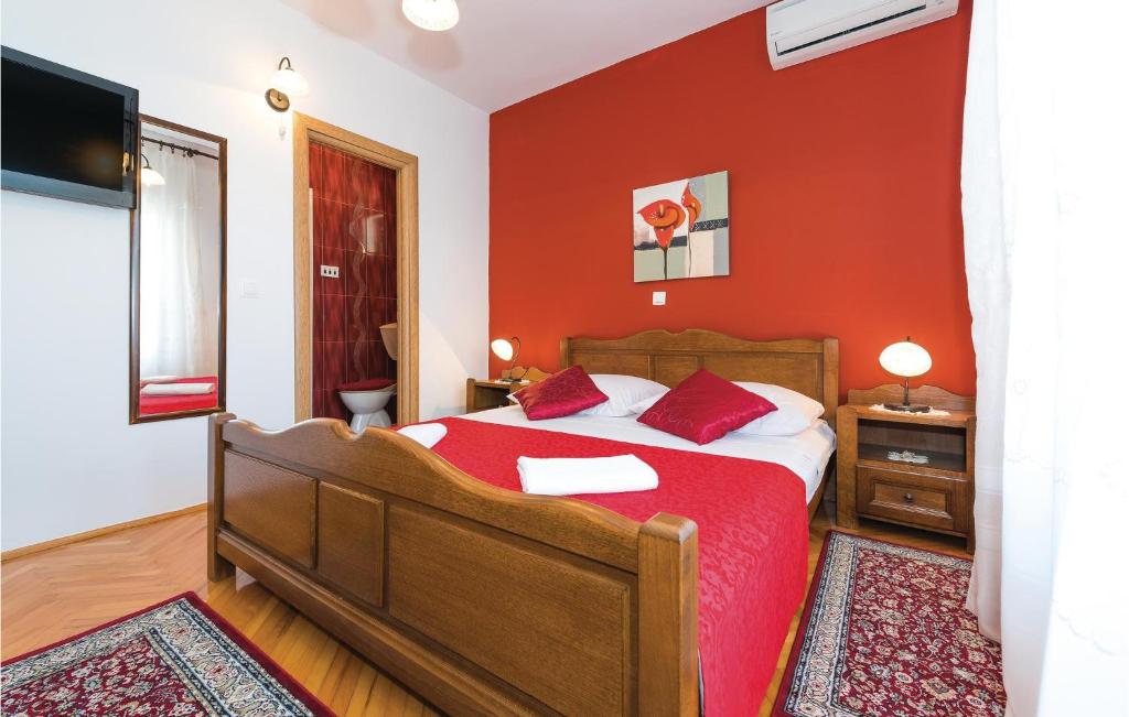 Posteľ alebo postele v izbe v ubytovaní Four-Bedroom Holiday Home In Brodarica