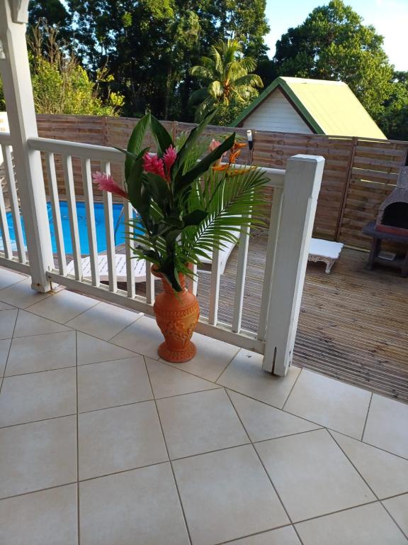 Bazén v ubytování Bungalows Corail, F3 avec piscine à Sainte Luce nebo v jeho okolí
