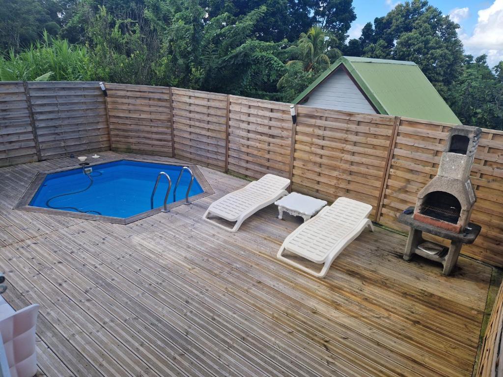 Bazén v ubytování Bungalows Corail, F3 avec piscine à Sainte Luce nebo v jeho okolí