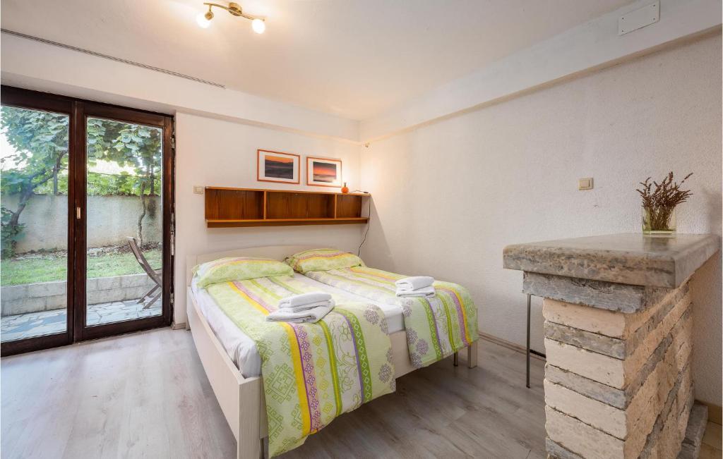 Posteľ alebo postele v izbe v ubytovaní Beautiful Home In Porec With Wifi