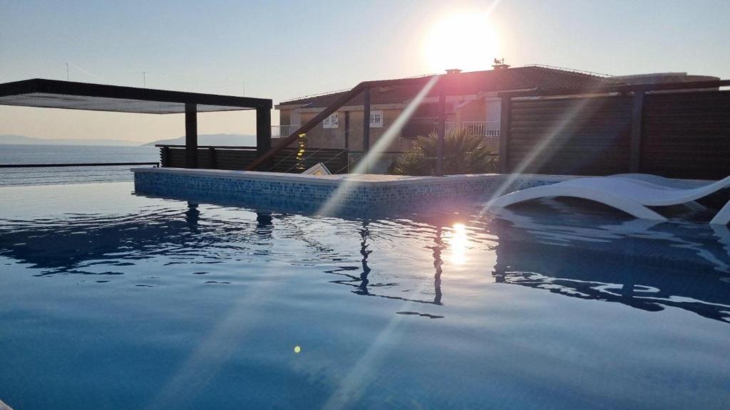 Bazén v ubytovaní Skypool Suite 77 with private pool alebo v jeho blízkosti