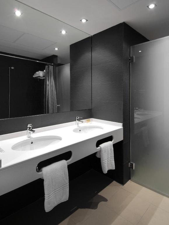 A bathroom at Hotel Cienbalcones