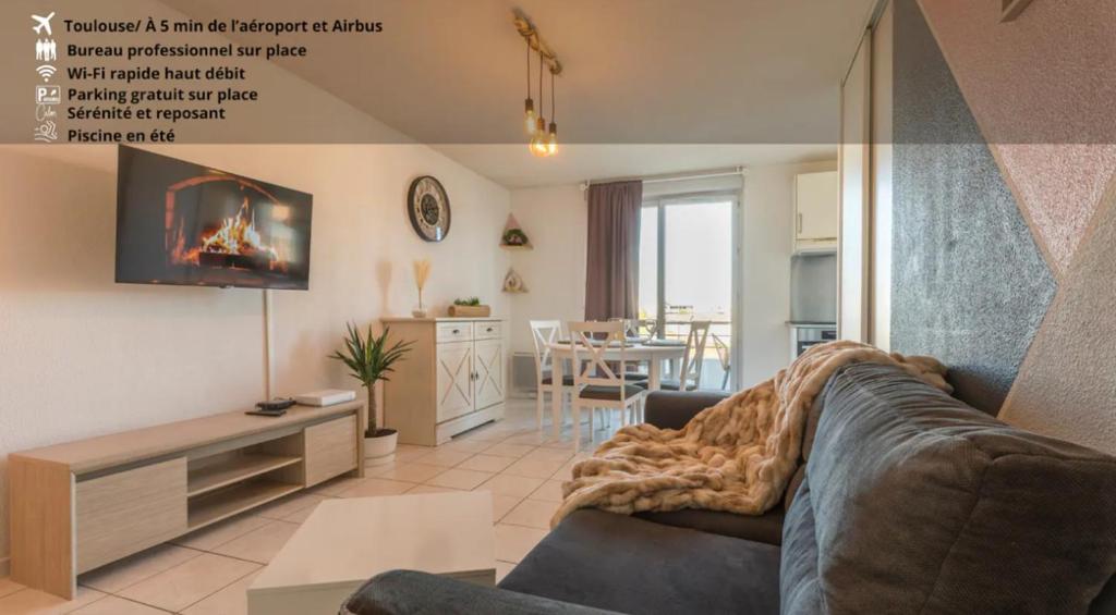 a living room with a couch and a table at Splendid et cosy T2 terrasse, Airbus et Aéroport in Toulouse