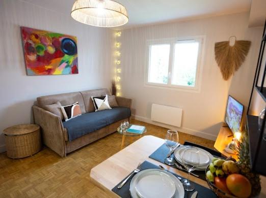 un salon avec un canapé et une table dans l'établissement Le Trésum - Lac et vieille ville, à Annecy