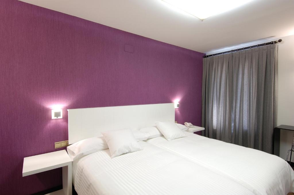 A bed or beds in a room at Hotel Cienbalcones