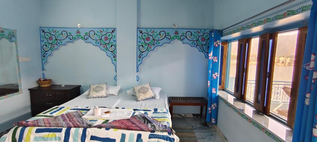 Postel nebo postele na pokoji v ubytování Hotel Bharatpur Palace