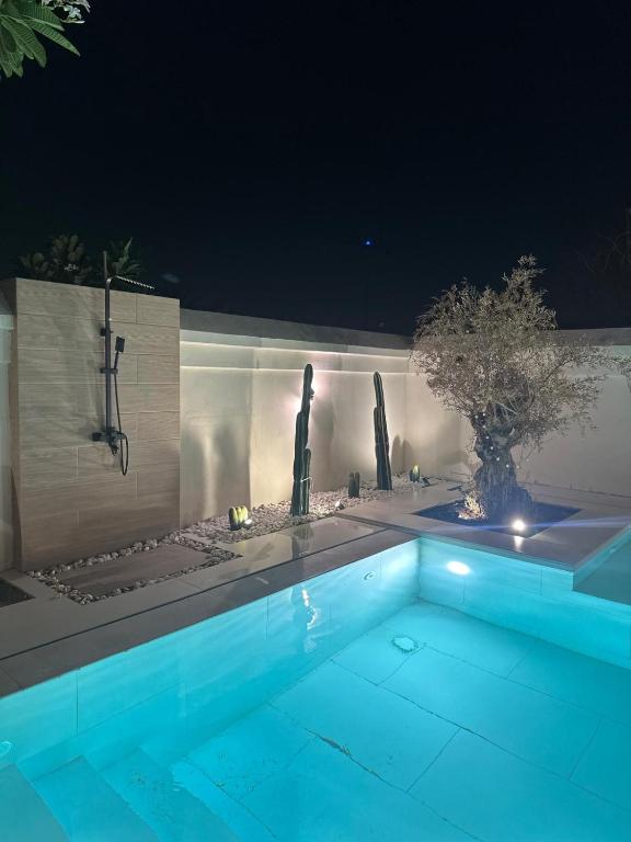 Bazén v ubytování Luxurious Villa 5BHK with Pool BBQ and Full Time Housemaid Assistance - live in nebo v jeho okolí