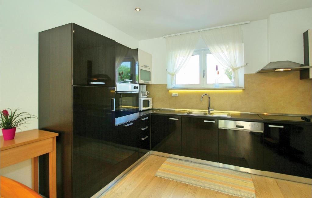 Kuchyňa alebo kuchynka v ubytovaní 3 Bedroom Gorgeous Home In Sv,ivan