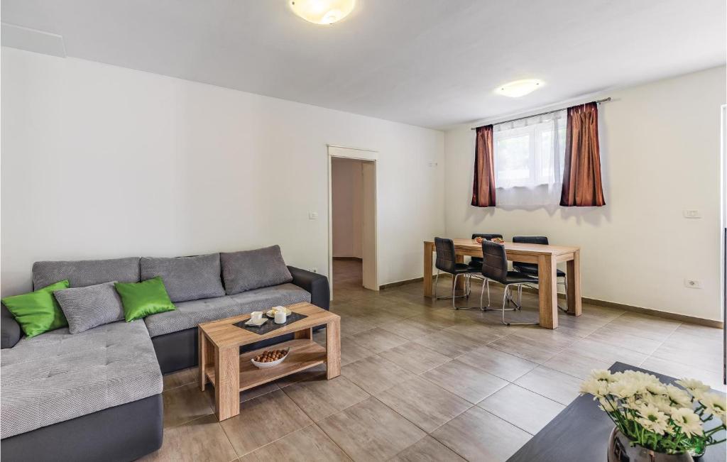 Posezení v ubytování Four-Bedroom Holiday Home In Pazin