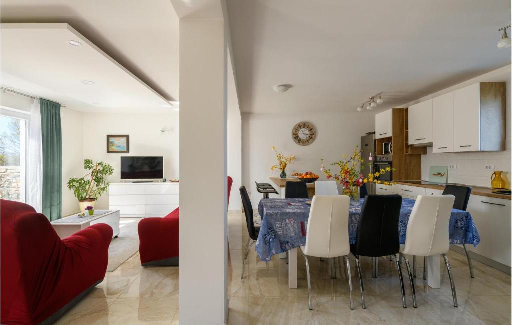 Telewizja i/lub zestaw kina domowego w obiekcie Stunning Home In Fradelani With Wifi