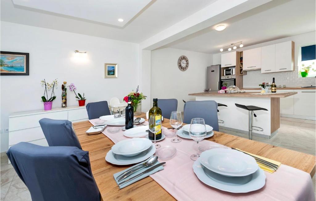 Kuchnia lub aneks kuchenny w obiekcie Stunning Home In Fradelani With Wifi