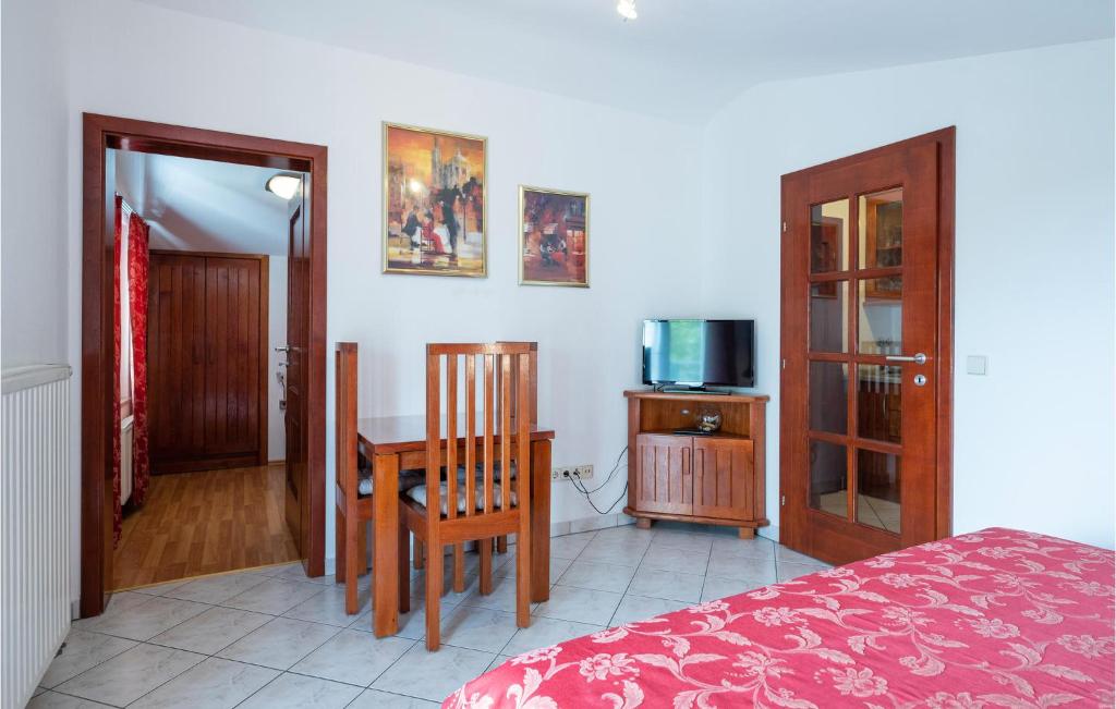 Telewizja i/lub zestaw kina domowego w obiekcie Gorgeous Apartment In Pula With Wifi