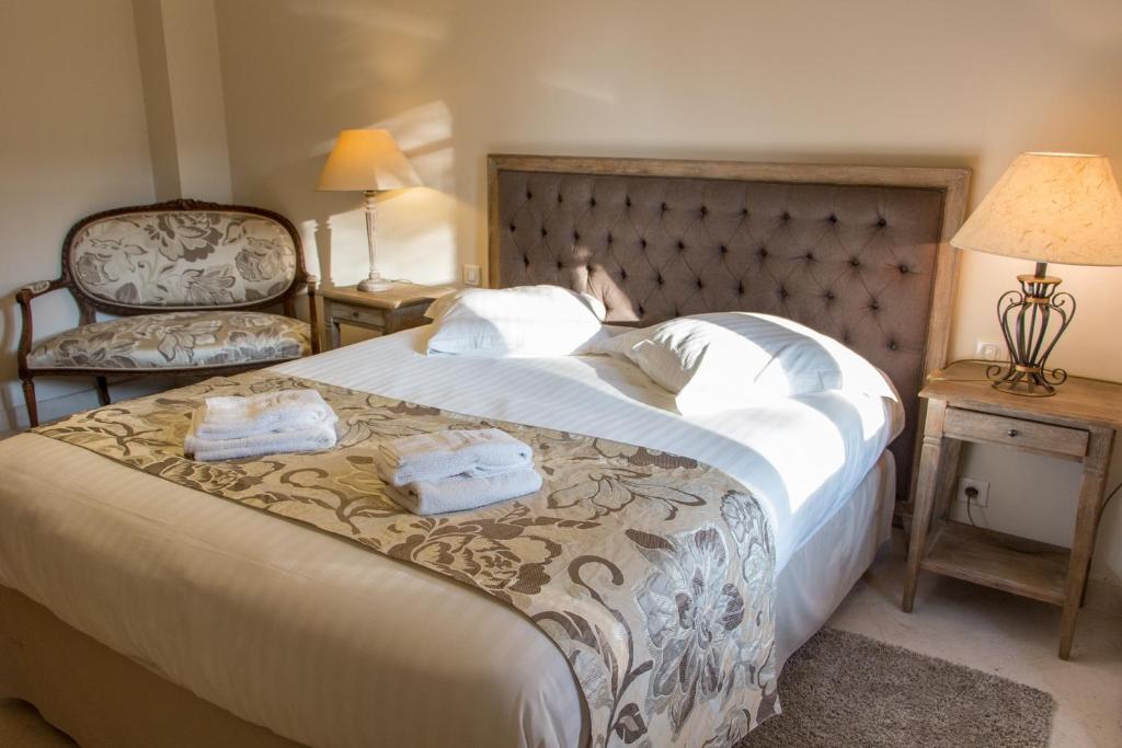 ein Schlafzimmer mit einem großen Bett mit Handtüchern darauf in der Unterkunft Champagne André Bergère in Épernay