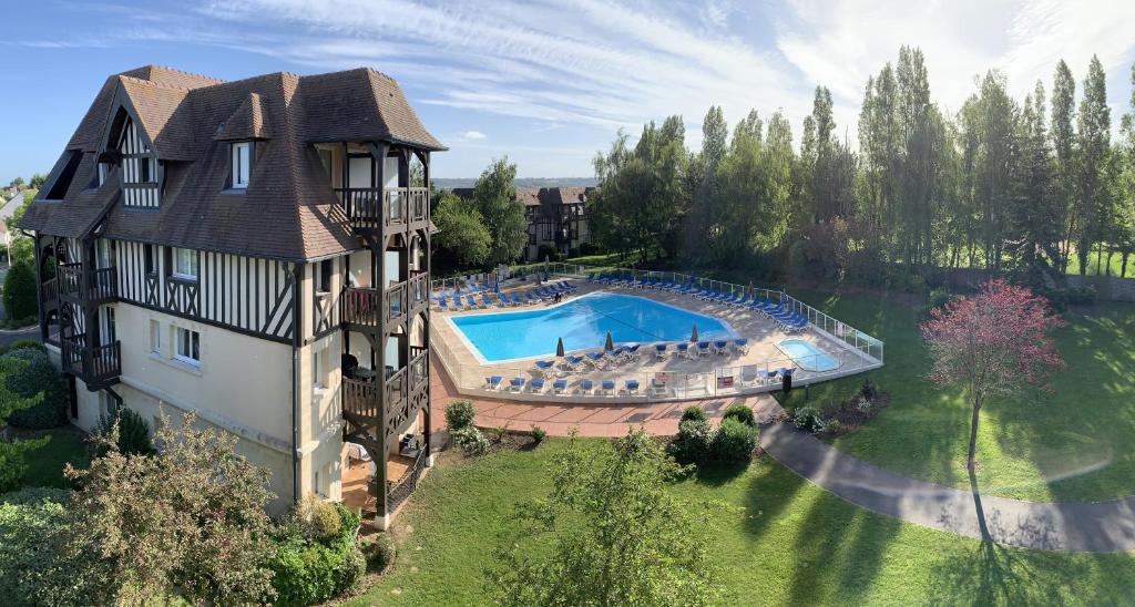 une vue aérienne d'une maison avec piscine dans l'établissement GreenSide, à Deauville