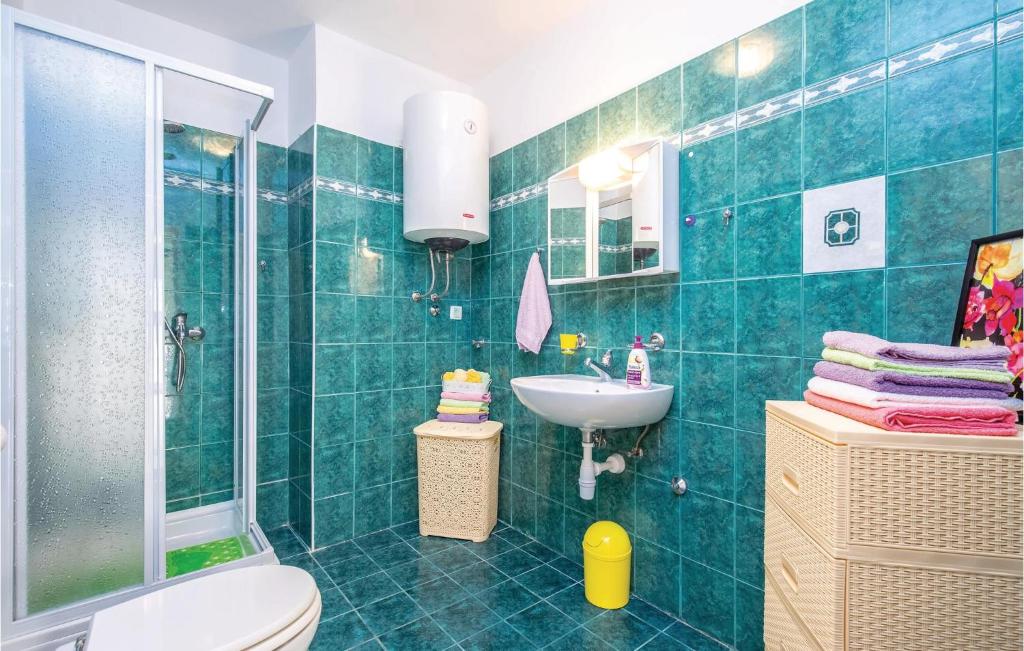 Koupelna v ubytování 4 Bedroom Cozy Home In Krizisce