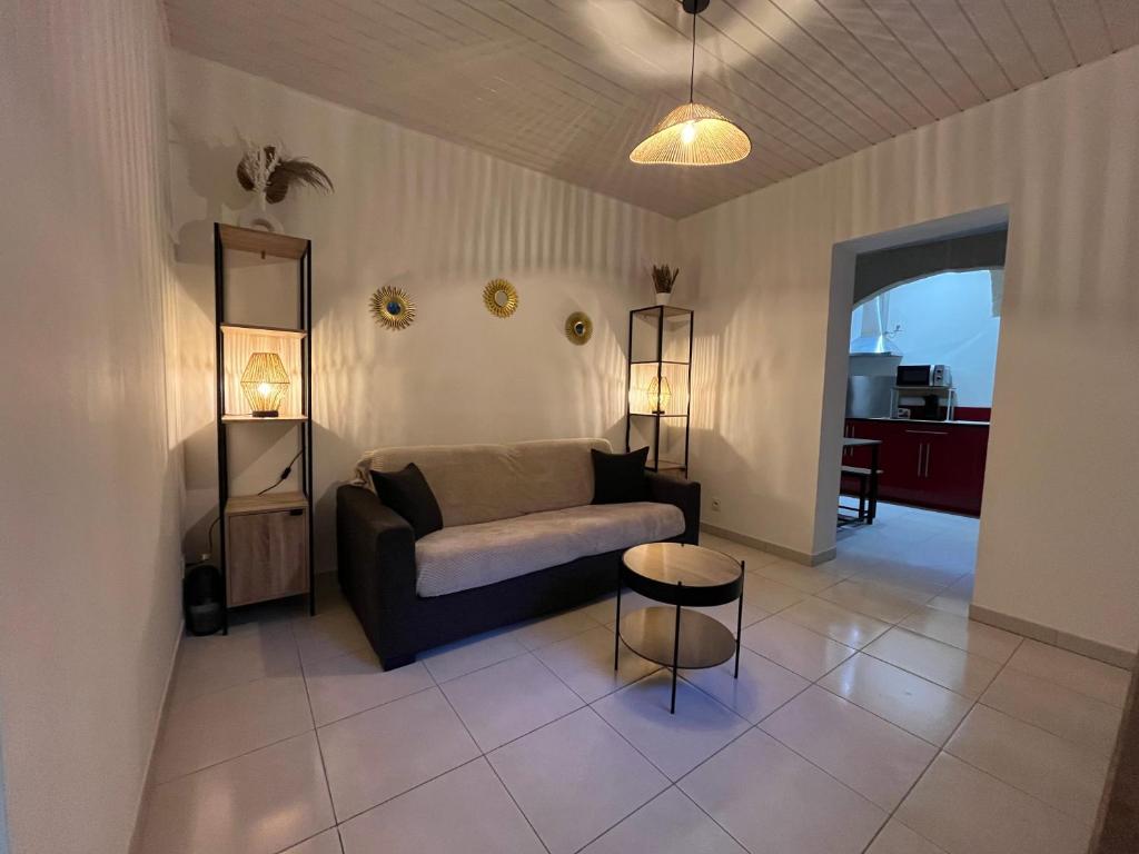 un salon avec un canapé et une table dans l'établissement studio sommieres, à Sommières