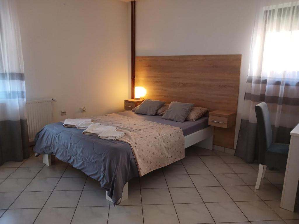 Postel nebo postele na pokoji v ubytování Studio Sokak centar