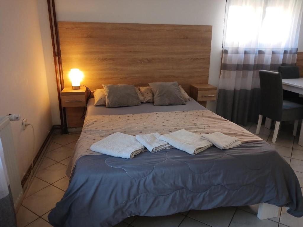 Postel nebo postele na pokoji v ubytování Studio Sokak centar