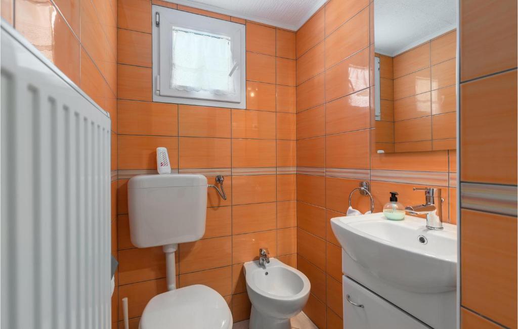Łazienka w obiekcie 3 Bedroom Nice Home In Plovanija