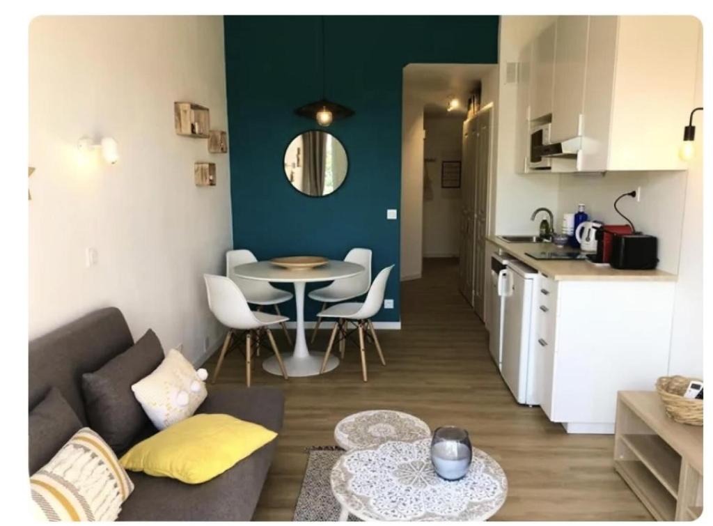 un salon avec un canapé et une table dans l'établissement Les Appartements aux Restanques du Golfe de St Tropez - maeva Home - Appartement climatisé 2 pièces 4 personnes, vue mer, facile d'accès - Sélection MAE-9371, à Grimaud