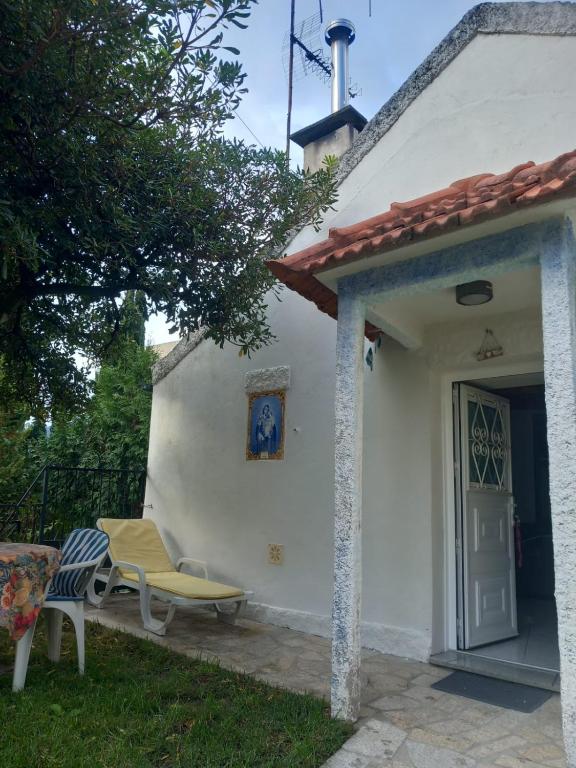 a white house with a table and chairs in the yard at Casa do Paço com Jardim Privado - Centro de Terras de Bouro, Gerês in Terras de Bouro