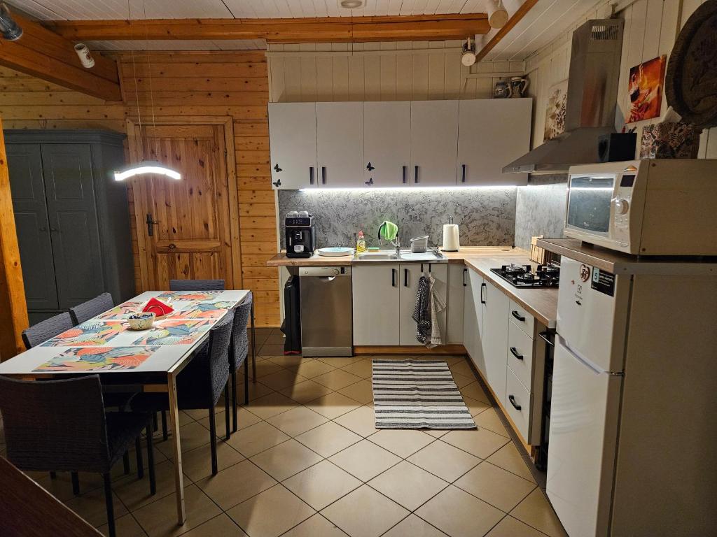 Kuchyňa alebo kuchynka v ubytovaní Domek Domino