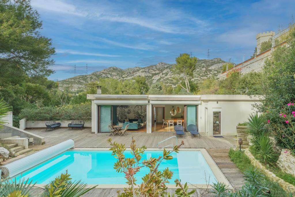 una casa con piscina y patio en Villa Panouse, en Marsella