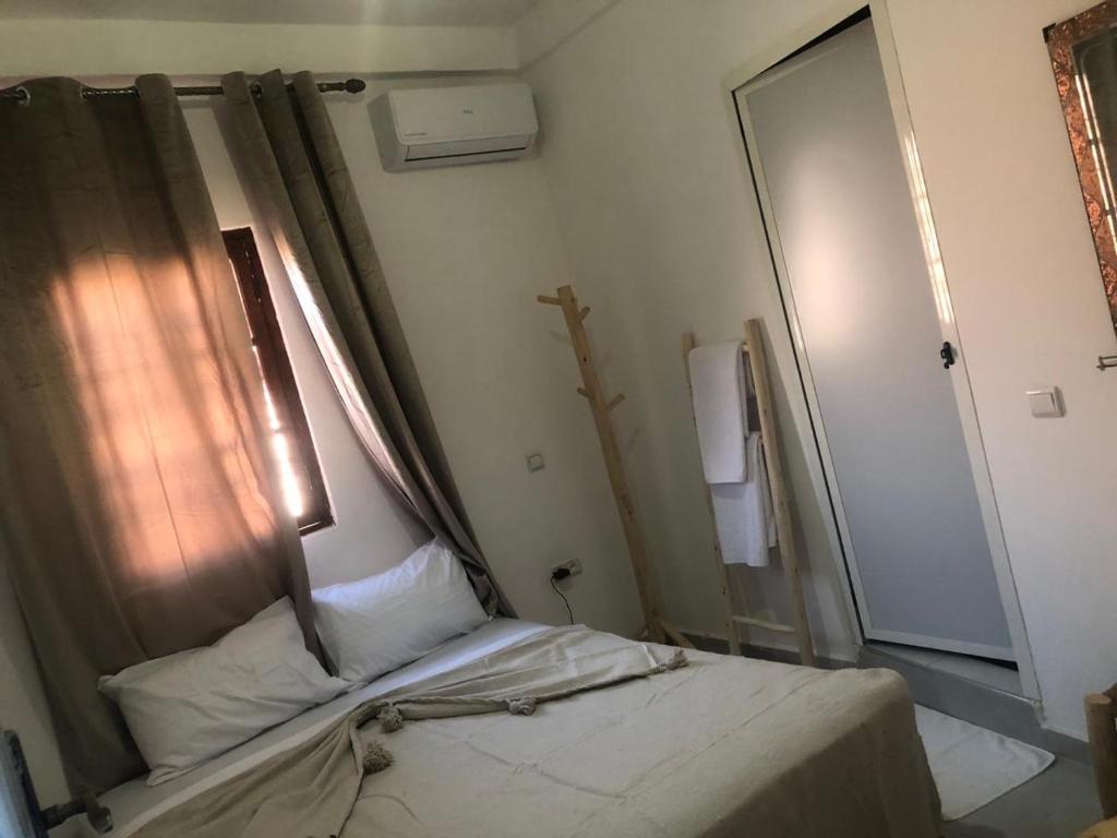 Postel nebo postele na pokoji v ubytování Riad Nomad House Marrakech