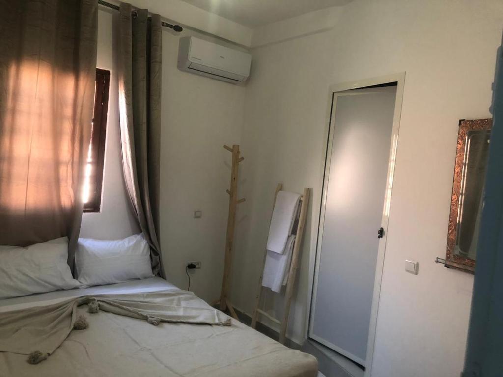Postel nebo postele na pokoji v ubytování Riad Nomad House Marrakech