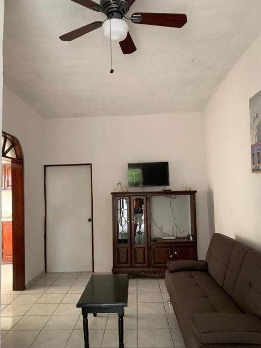 a living room with a ceiling fan and a couch at Refugio para descansar in La Paz