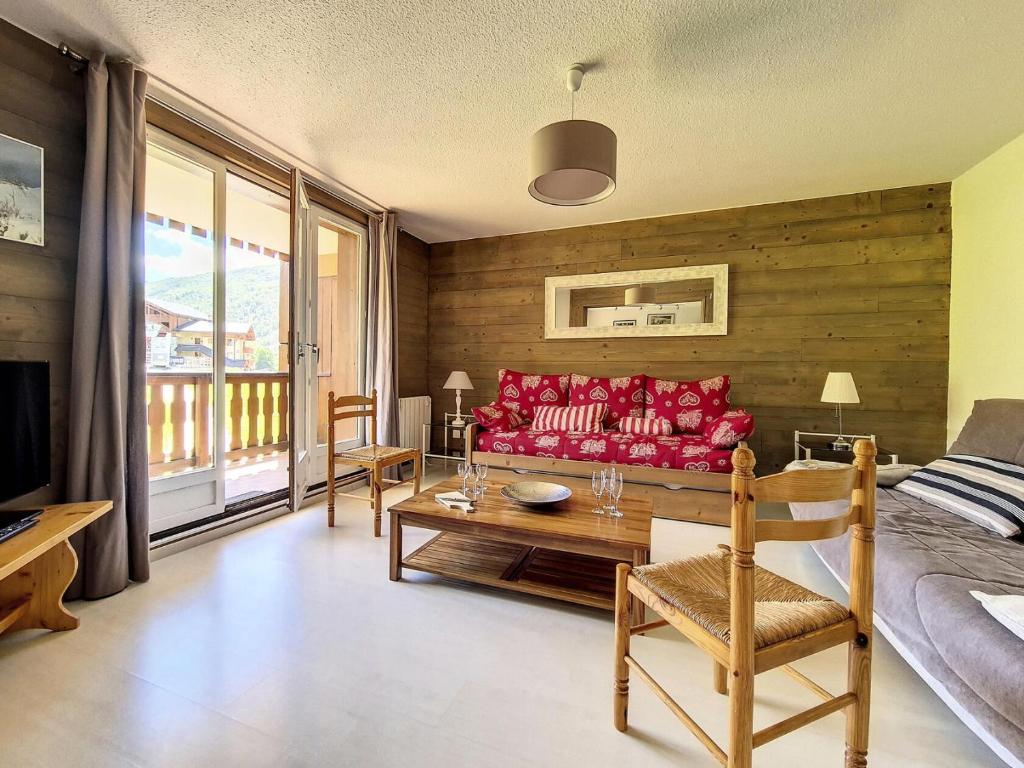un salon avec un canapé rouge et une table dans l'établissement Résidence Eperviere - Appartement spacieux · Au pied des pistes · Balcon MAE-1524, à Saint-Martin-de-Belleville