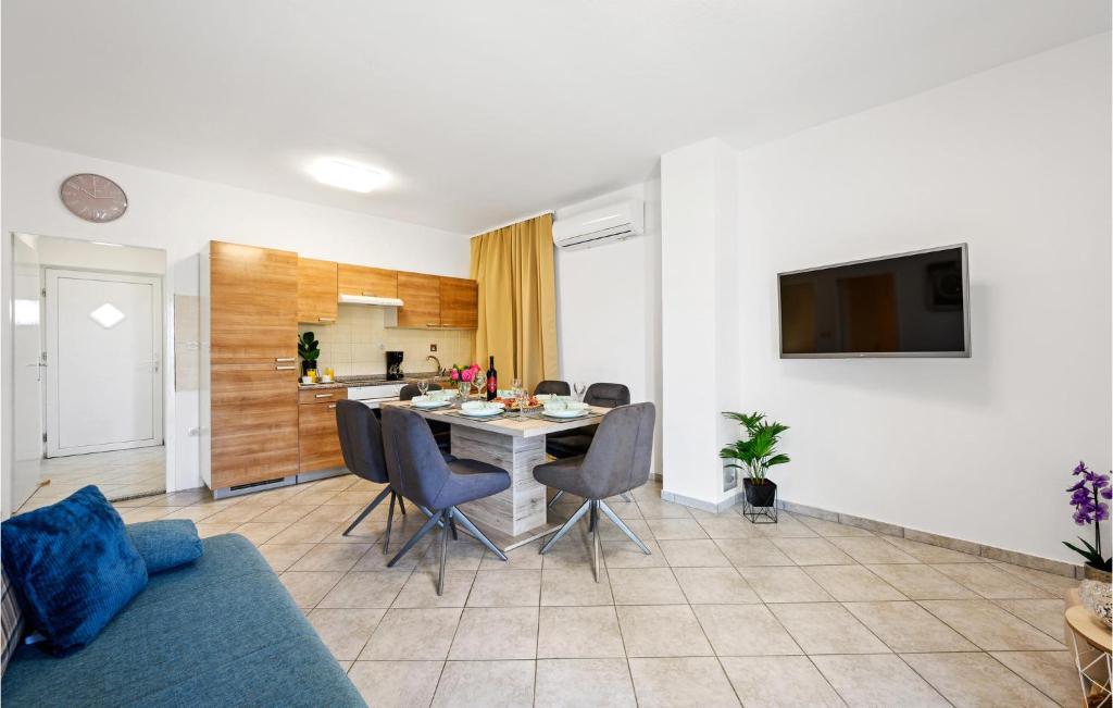 Telewizja i/lub zestaw kina domowego w obiekcie Stunning Home In Gorica With Jacuzzi