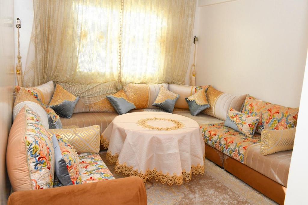 una sala de estar con un sofá y una mesa en Agadir-Apartment, en Agadir