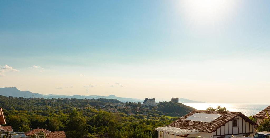 Elle offre une vue sur la ville, les montagnes et l'océan. dans l'établissement BLUE MILADY - KEYWEEK holiday home swimming pool sea view, à Biarritz