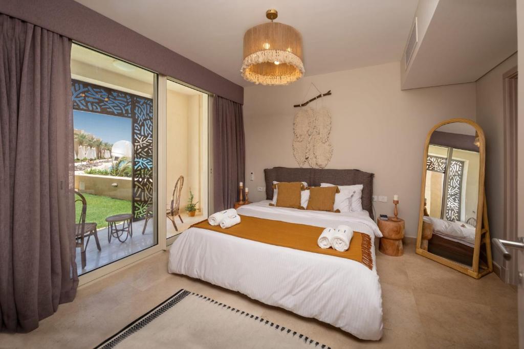 Ένα ή περισσότερα κρεβάτια σε δωμάτιο στο Secluded & Bespoke 1 BDR Apt with Pool View & Beach access