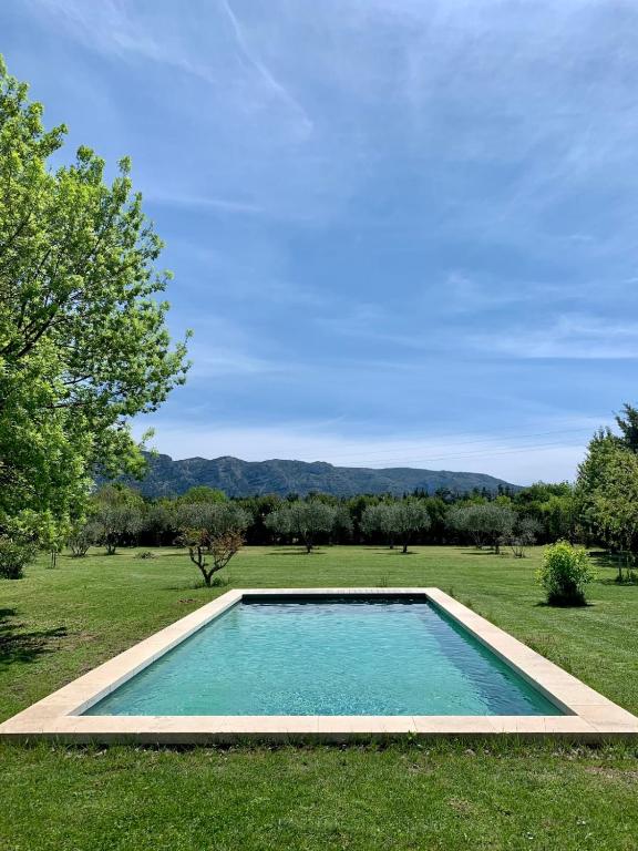 - une piscine au milieu d'une pelouse dans l'établissement House with swimming pool and breathtaking views of the Luberon, à Robion